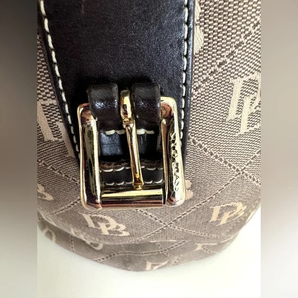 ✨Vintage Dooney & Bourke Brown Shoulder Bag with Structured Design✨ - Picture 10 of 16